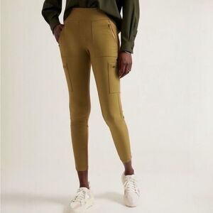 Athleta Headlands Hybrid High Rise Cargo Legging in Antique Gold- Size 6